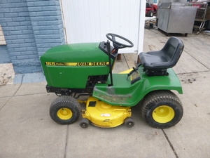 lot 5 image: John Deere Riding Lawn Mower