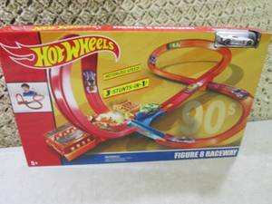 lot 5 image: Hot Wheels Figure 8 Raceway  A-1...