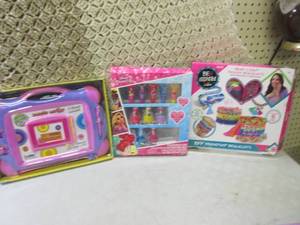 lot 44 image: Magic Writer, Cosmetic Set and Brac...