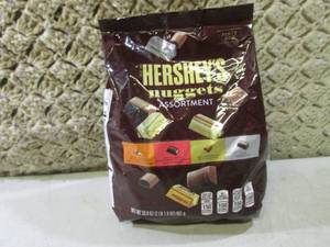 lot 194 image: 2 Pound Bag of Hersheys Nuggets As...