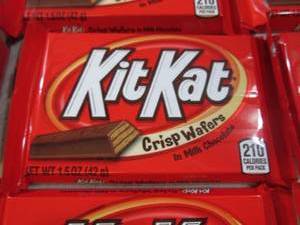 lot 235 image: 12 Kit Kat Candy Bars Best by Mar 2...