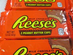 lot 239 image: 12 Reeses Peanut Butter Cups Best b...