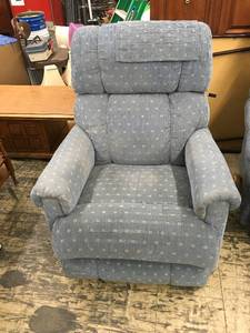 lot 3 image: Blue Patterned Recliner