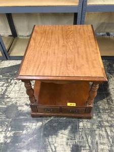 lot 7 image: End Table