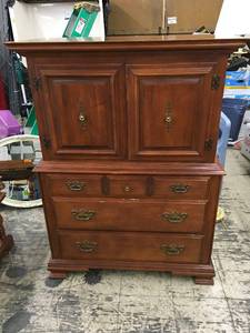 lot 8 image: Dresser