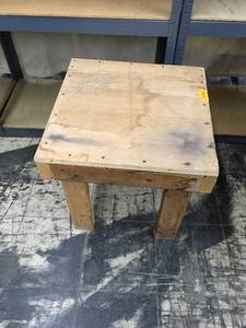 lot 13 image: End Table