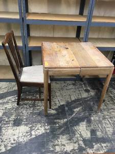 lot 23 image: Table & Chair