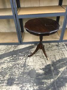 lot 33 image: End Table