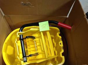 lot 51 image: Rubbermaid Commercial Products WaveBrake 35 Qt. Plastic Mop Bucket with Wringer in good condition