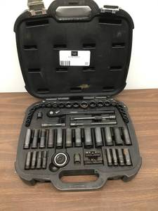 lot 32 image: Husky 38 StandardMetric Mechanics Tool Set