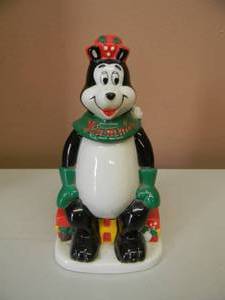 lot 20 image: HAMMS BEER BEAR CHRISTMAS HOLIDAY SALT & PEPPER SHAKER - 2000 - LIMITED EDITION - NICE - NEVER USED - SEE PICTURES