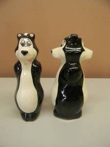 lot 61 image: VINTAGE HAMMS BEER BEAR FIGURE CERAMIC 2 SIDED SALT & PEPPER SHAKERS - RARE NICE - APPROX 6 - SEE PICTURES