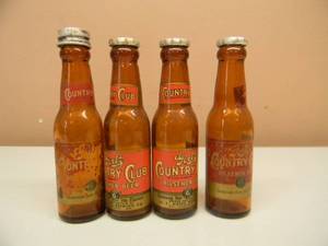 lot 95 image: VINTAGE GOETZ COUNTRY CLUB BEER MINI BOTTLE SALT & PEPPER SHAKERS - 2 SETS - SEE PICTURES