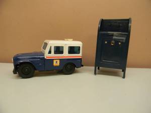 lot 101 image: VINTAGE 1970s WESTERN STAMPING CORP. US MAIL JEEPTRUCK-COIN BANK & MAIL BOX - AWESOME SET - SEE PICTURES