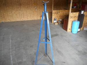 lot 9 image: Tri-Pod Stand