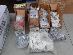 lot 32 image: Large Lot Of NM & BX Connectors