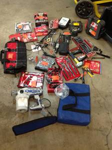 lot 31 image: Lot whit  Assorter hand tools  and more customers retunrs