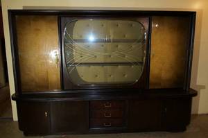 lot 192 image: Mid Century Modern Shrunck Cabinet