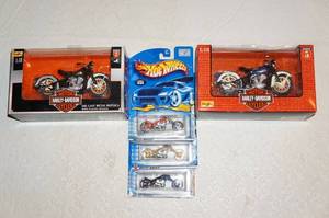 lot 225 image: 2 Maisto Harley Motorcycles, 3 Hot Wheels Motorcycles