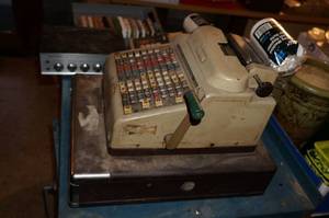 lot 233 image: Vintage Cash Register