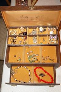 lot 236 image: Jewelry Box with Vintage PinsBrooches