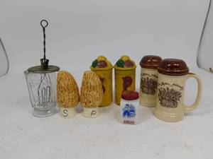 lot 45 image: SaltPepper Shakers & Keystone Egg & Cream Beater
