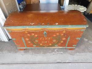 lot 1 image: Vintage Chest