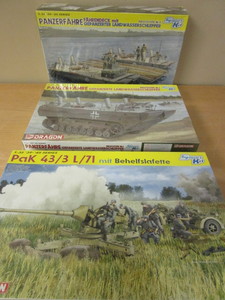 lot 612 image: DRAGON WWII MILITARY MODELS - NEW