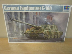 lot 640 image: TRUMPETER WWII MILITARY MODELS - NEW