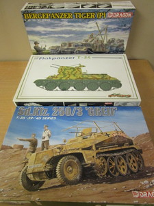 lot 674 image: DRAGON WWII MILITARY MODELS - NEW