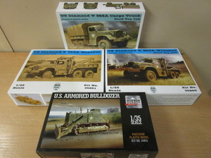 lot 688 image: MIRROR WWll MILITARY MODELS - NEW