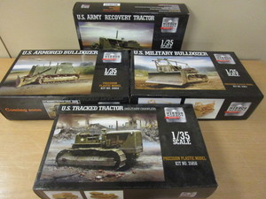 lot 690 image: MIRROR WWll MILITARY MODELS - NEW