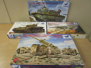 lot 700 image: BRONCO WWII MILITARY MODELS - NEW