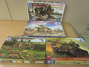 lot 702 image: BRONCO WWII MILITARY MODELS - NEW