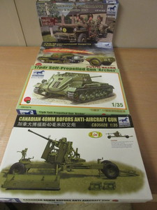 lot 704 image: BRONCO WWII MILITARY MODELS - NEW