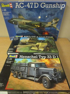 lot 714 image: REVELL WWII MILITARY MODELS - NEW