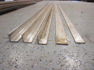 lot 26 image: 5pcs Alum Angle Iron & Flat Iron