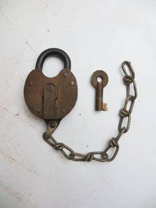 lot 96 image: WORKING ANTIQUE Yale Padlock with Key