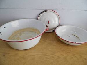 lot 22 image: Lot of 3 Pc Red White Enamelware