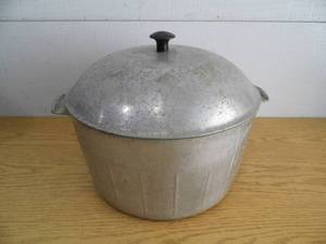 lot 26 image: Vintage Aluminum Kettle wLid