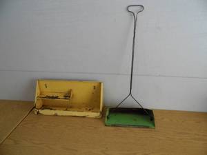 lot 47 image: Vintage Wall Organizer - Dust Pan