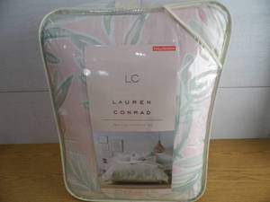 lot 62 image: Lauren Conrad 3pc Comforter Set