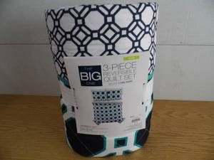 lot 64 image: The Big One 3 Pc Quilt Set