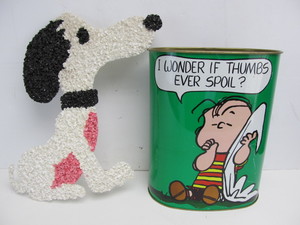 lot 10 image: Vintage 1970s Peanuts Trash Can & Snoopy Wall Hanging