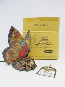 lot 35 image: QUOIZEL Stained Glass Butterfly Lamp wBox