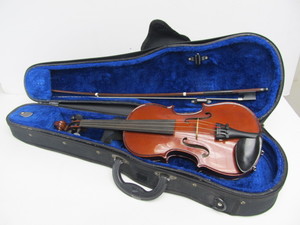 lot 50 image: Cremona Violin w Hard Case & Bow