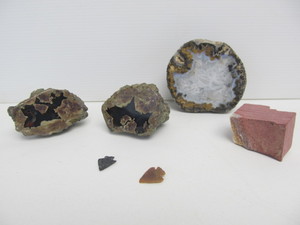 lot 104 image: Group of Geodes & 2 Arrowheads 