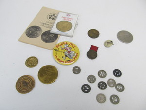 lot 106 image: Group of Vintage Transit Tokens 1950s MN Gophers Football Button etc