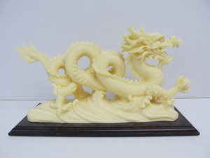 lot 121 image: Highly Detailed Dragon Statue