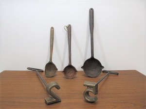 lot 160 image: Group of Vintage Cast Iron Metal Smelting Tools & 2 Branding Irons
